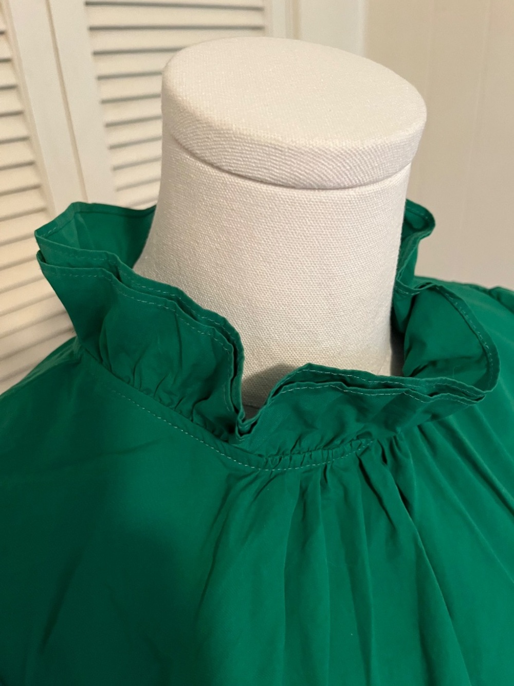 THML Ruffle neck puff sleeve blouse in Kelly Green - Picture 2 of 7
